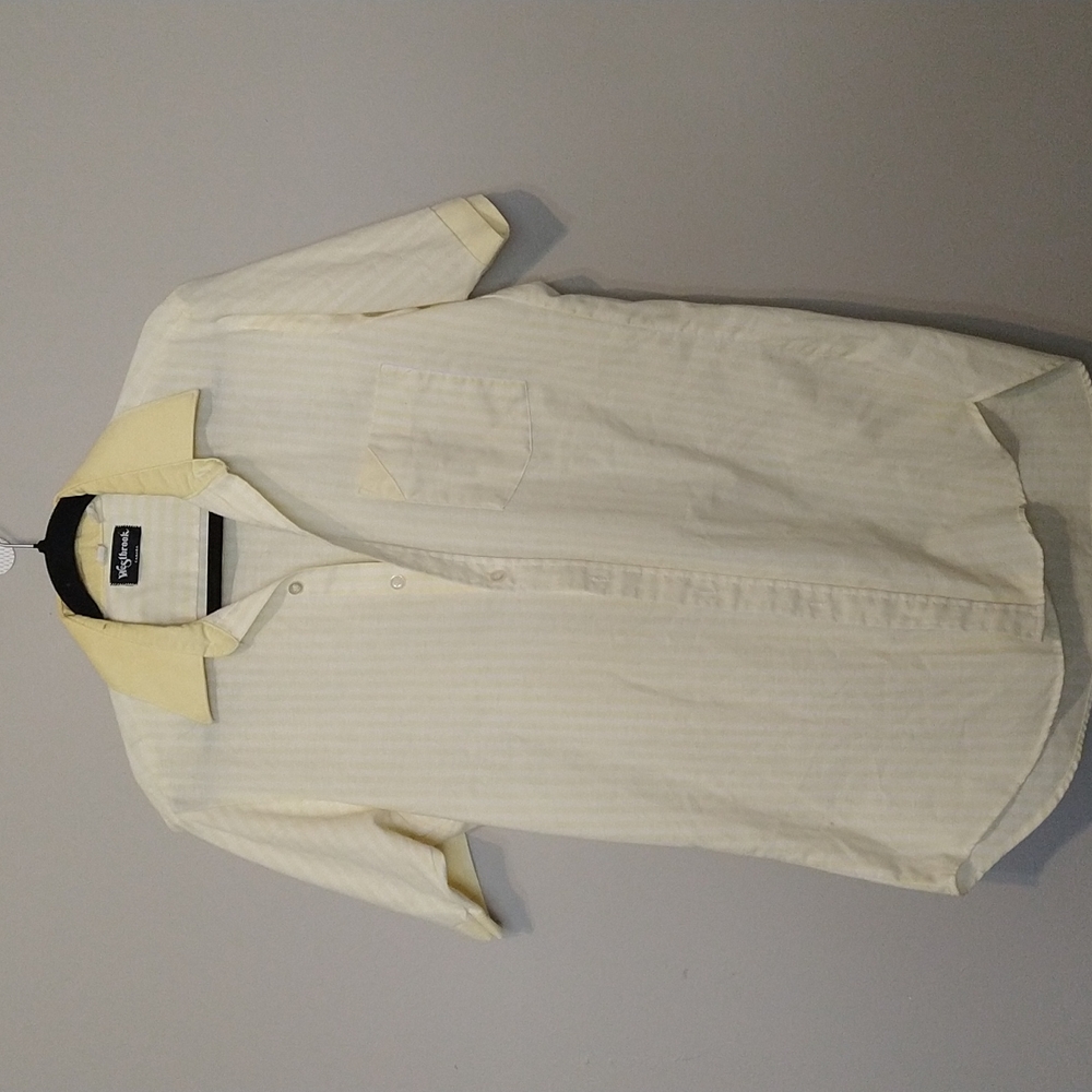 Light yellow and white short sleeves buttons up